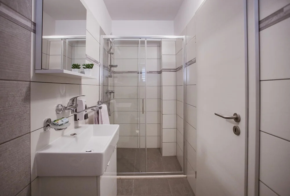 Luxury Modern House, Just 1 min Walk to the Beach