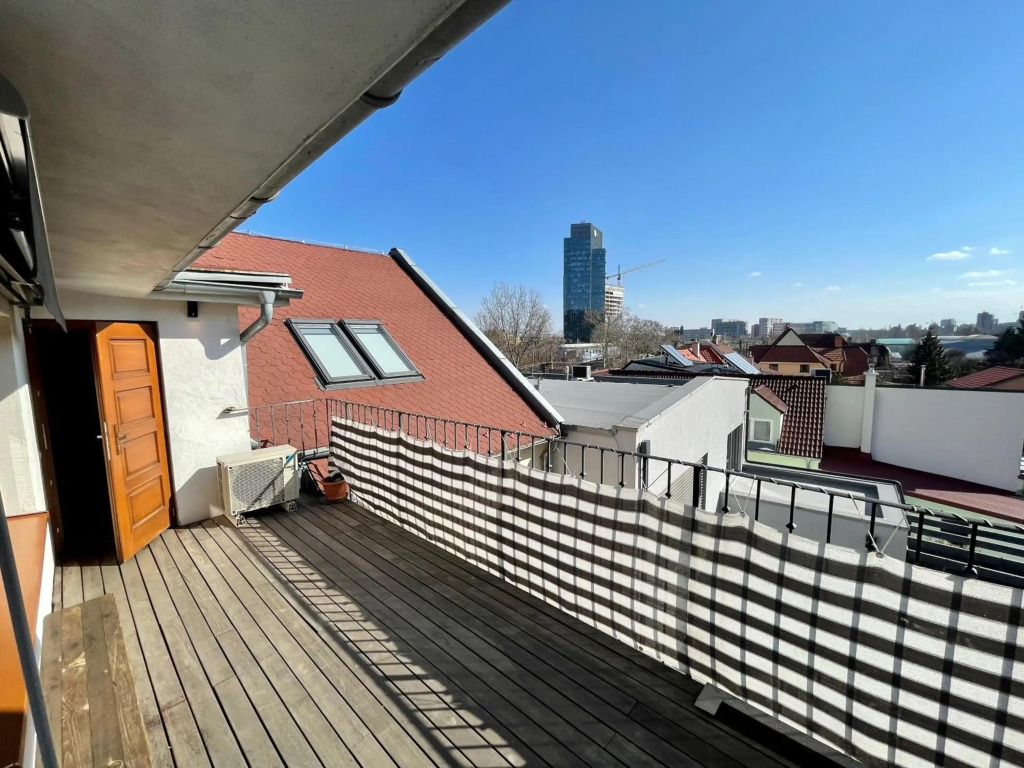 Beautiful and Romantic Penthouse with Two Terraces