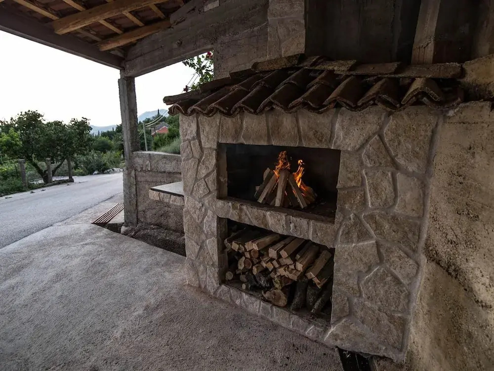 Spacious Apartment, Private Terrace in the Countryside, Wi-fi and Parking