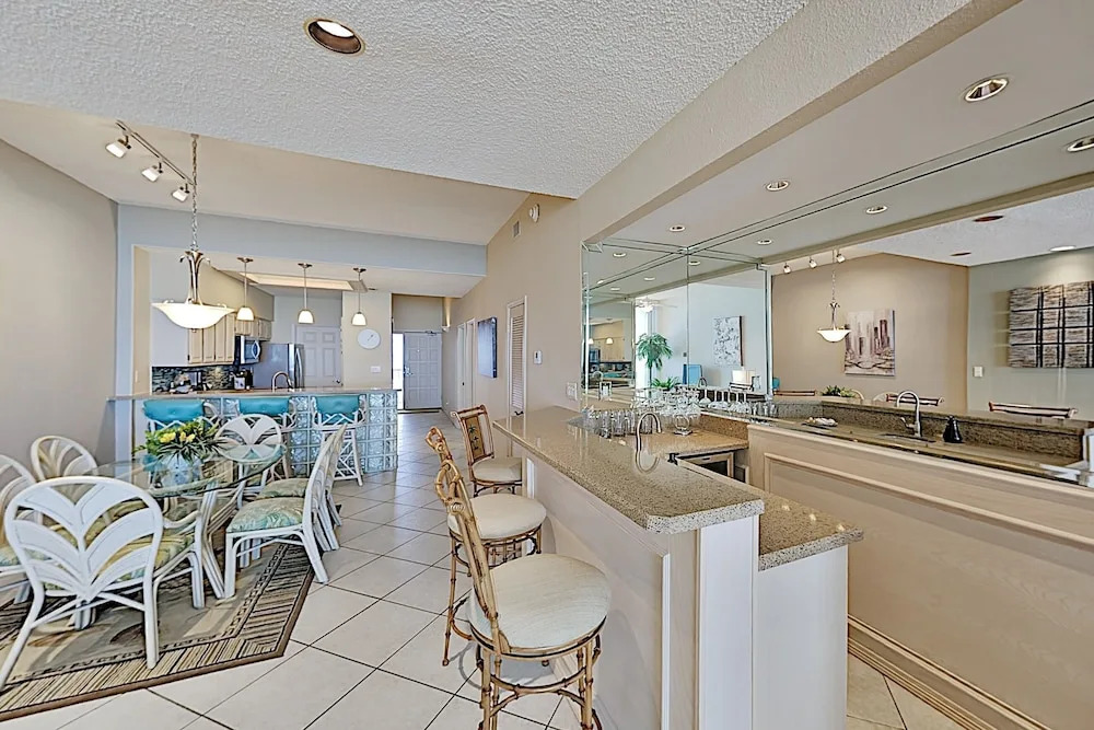 Plush Suntide Penthouse W/ Tennis, Pools & Gym 2 Bedroom Condo