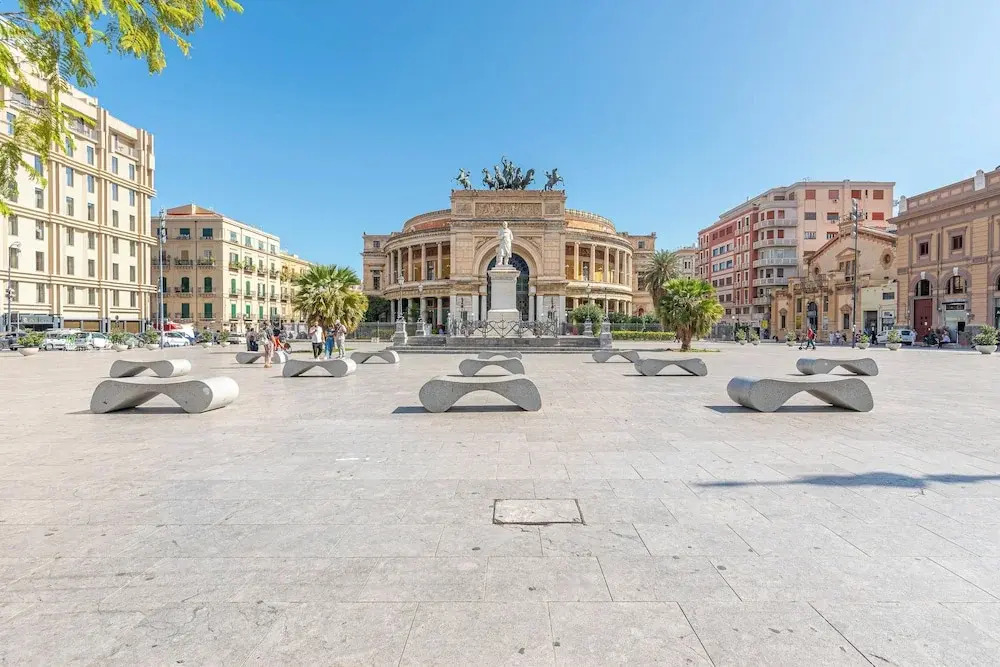 Ruggero City View Apartment by Wonderful Italy