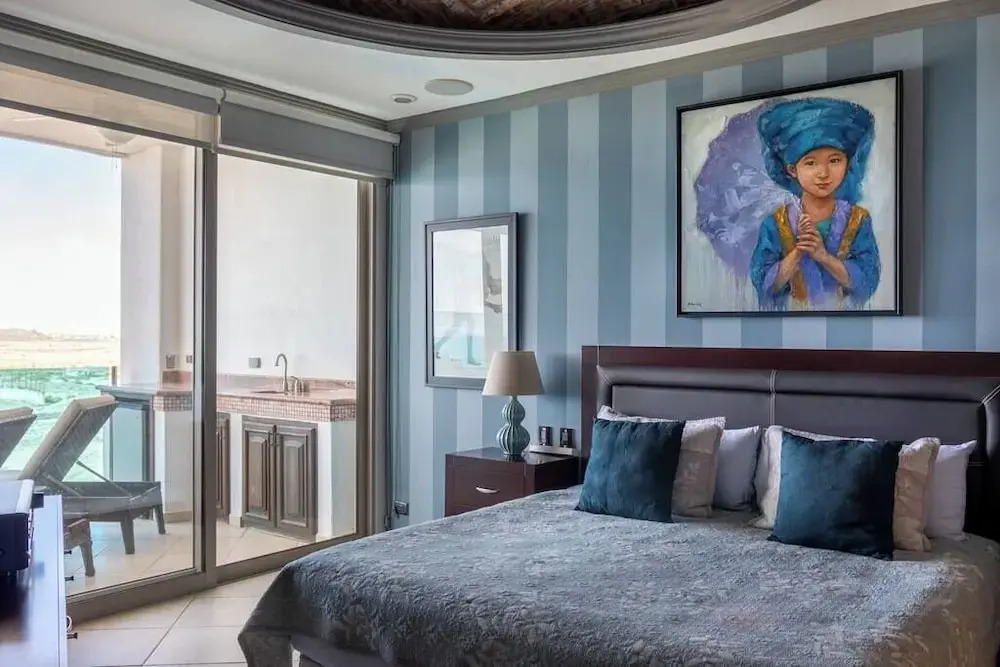Luxury Beachfront Condo on Sandy Beach