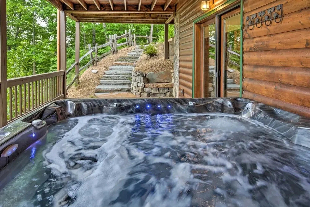 Luxe Blue Ridge Cabin Chasing Dreams w/ Hot Tub