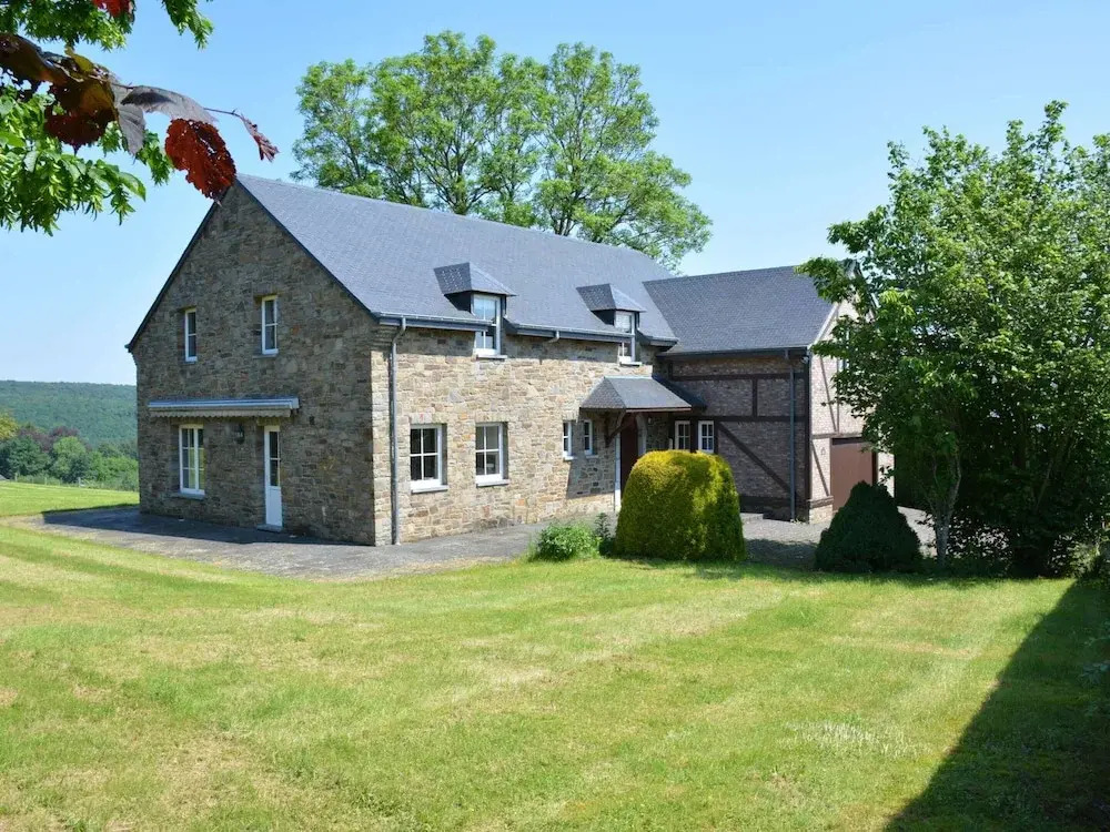 Spacious villa near Lesse