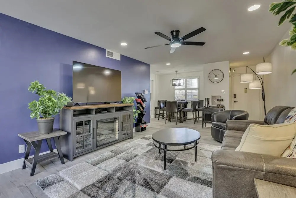 Renovated, Walkable! Old Town Condo w/ Pool Access