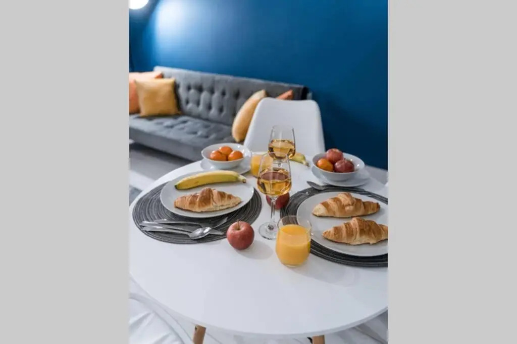 2 Bed Apartment, QE Hospital, Free Parking ,Netflix, Sleeps 4 Comfortable, 1 Double Bed x 2 Single Beds