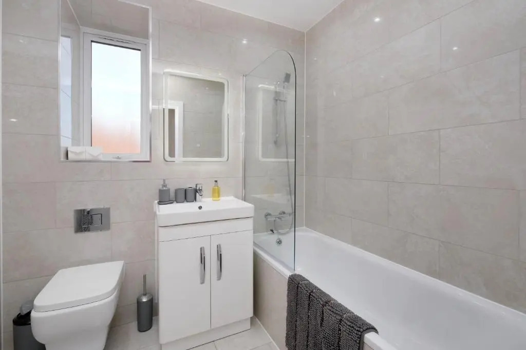 Oxford Rd 2 Bed Serviced Apartment 06 with Parking, Reading