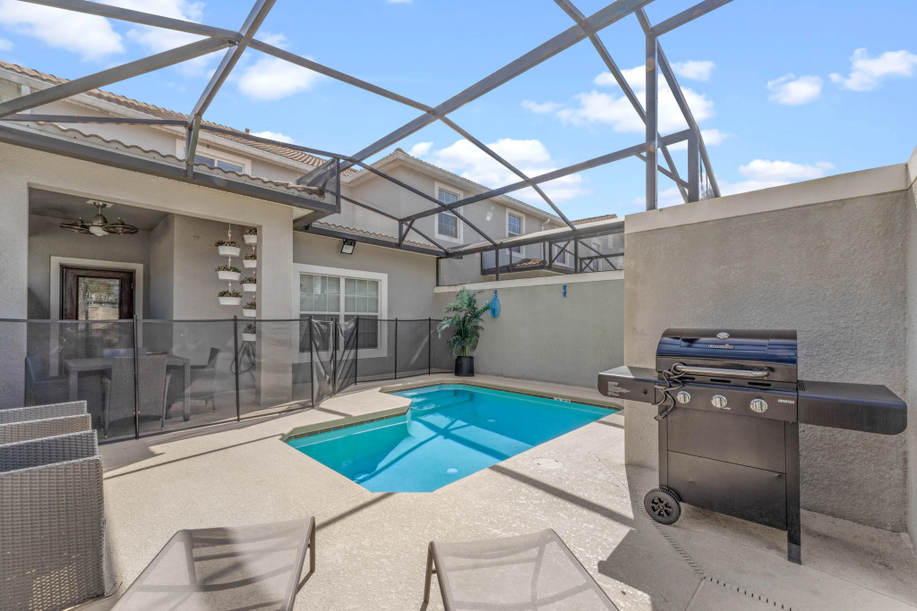5 Bedrooms 4 Bathrooms Storey Lake 4819 Ct