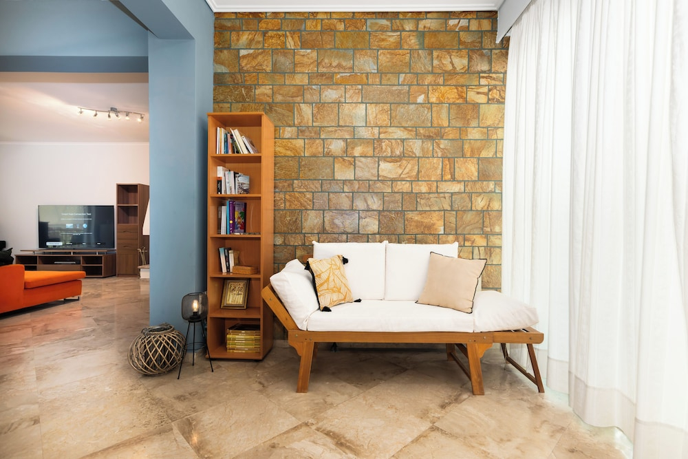 Spacious 144sqm flat near Mount Ymittos