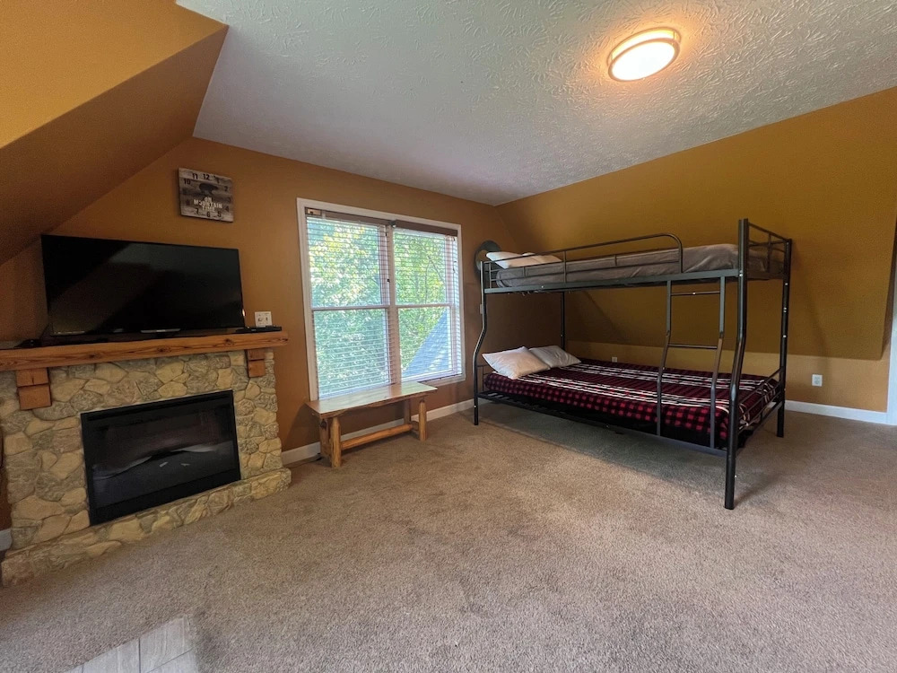 Secluded Cabin for 10 in Chalet Village and Hot Tub