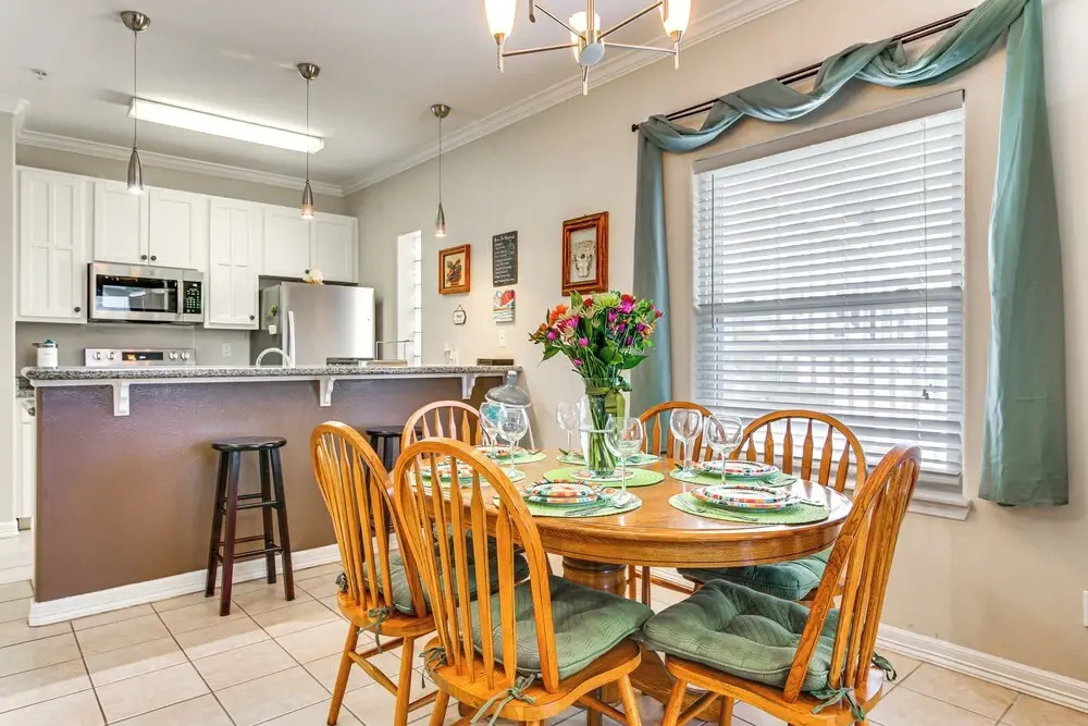 South Padre Island: Pool Access, 1 Block to Beach!