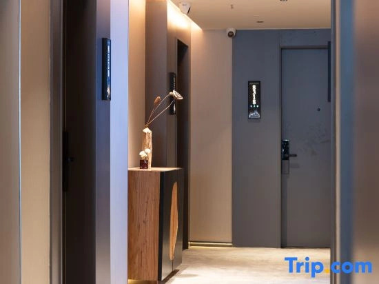 Xiyue Designer Hotel (Zhongshan Ferry Branch, Erma Road Food Street)