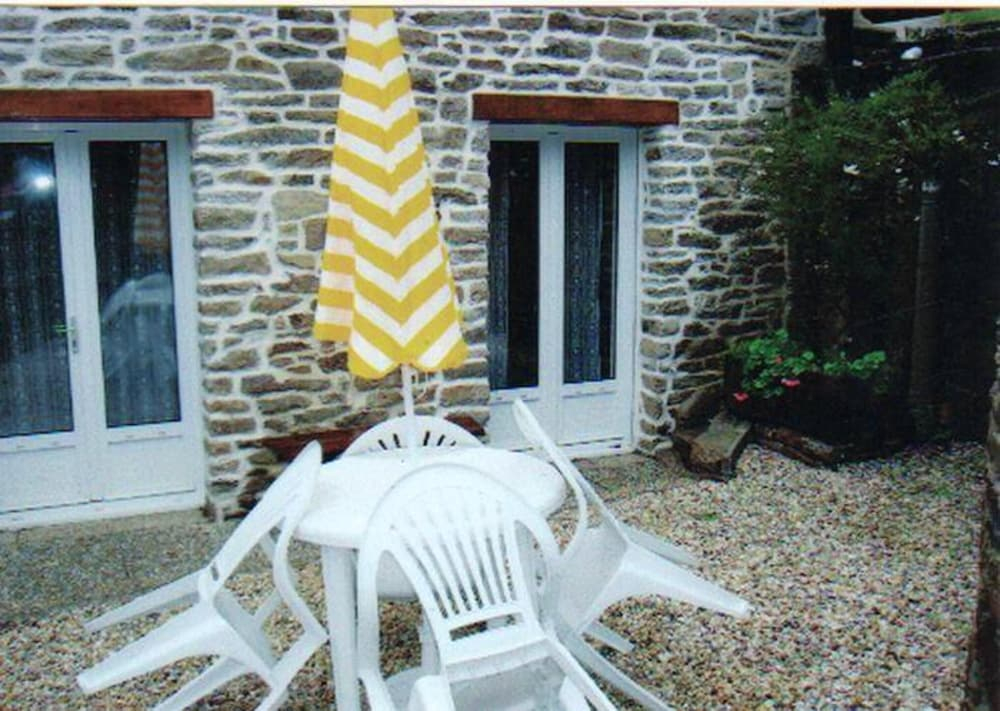 House With one Bedroom in Beuzec-cap-sizun, With Wonderful Lake View and Enclosed Garden - 2 km From the Slopes
