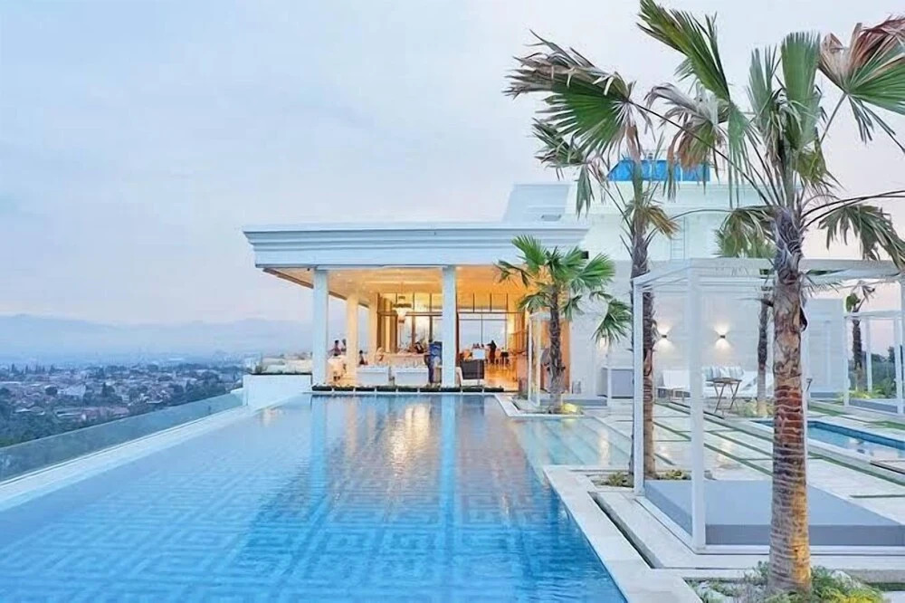 Best Deal Studio Room With Private Jaccuzi At Art Deco Apartment