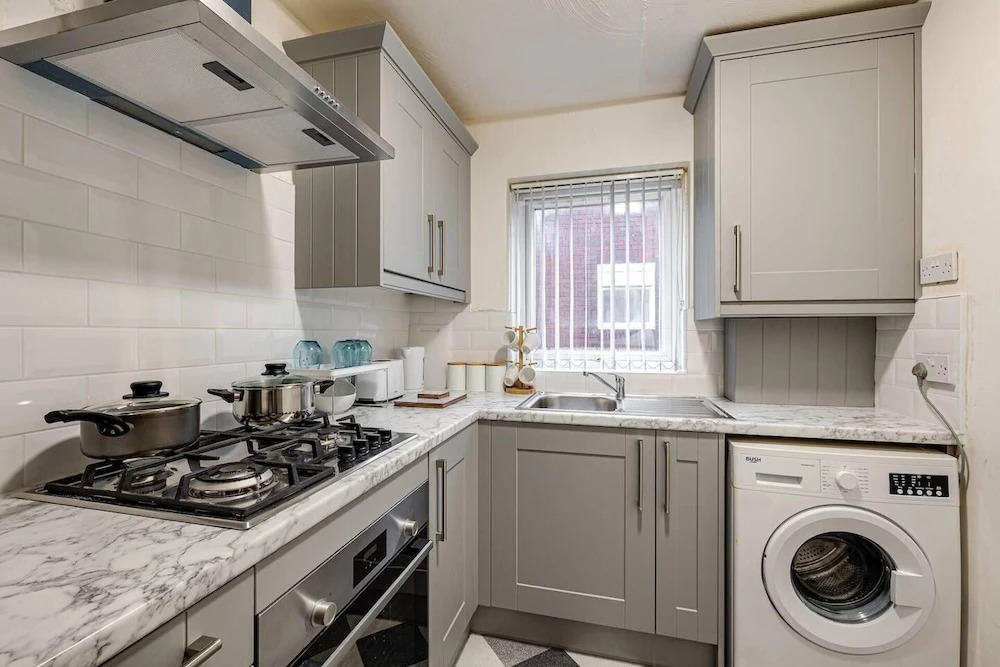 Lovely 2 Bedroom Apartment With Fireplace