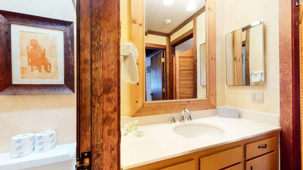 Mammoth West 143 Quiet Condo With Amazing Mountain Views and A Short Walk to Canyon Lodge by RedAwning