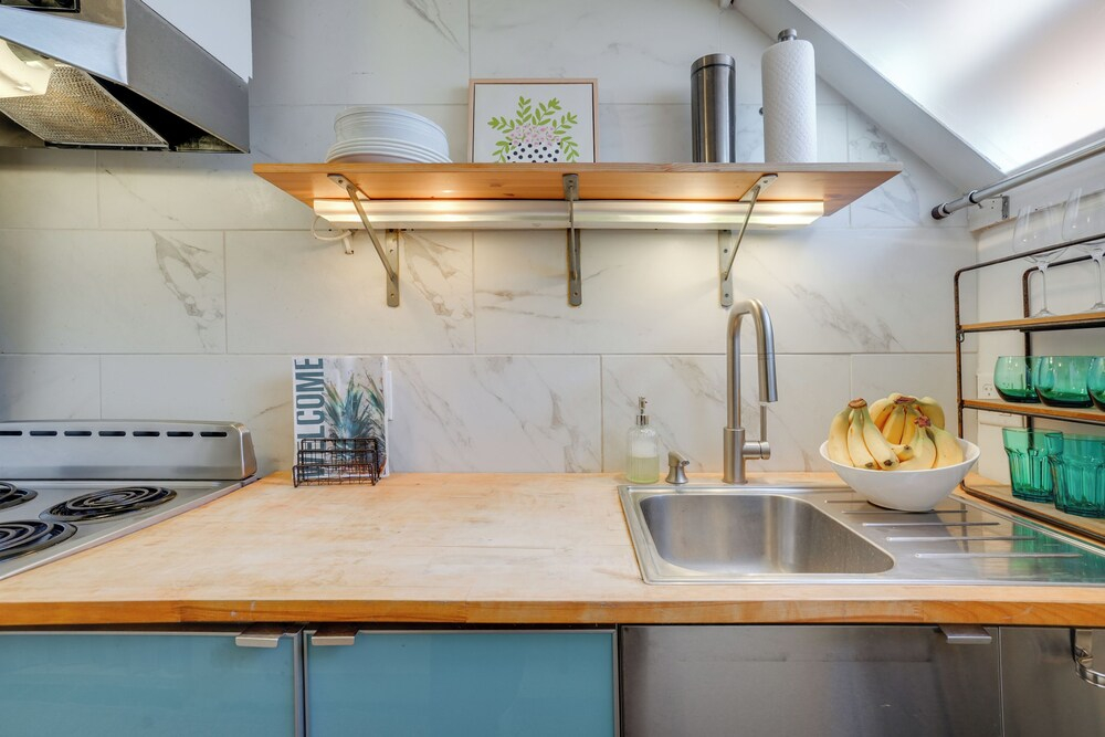 2 Mi to Dtwn: Boston Townhome Near Beaches!