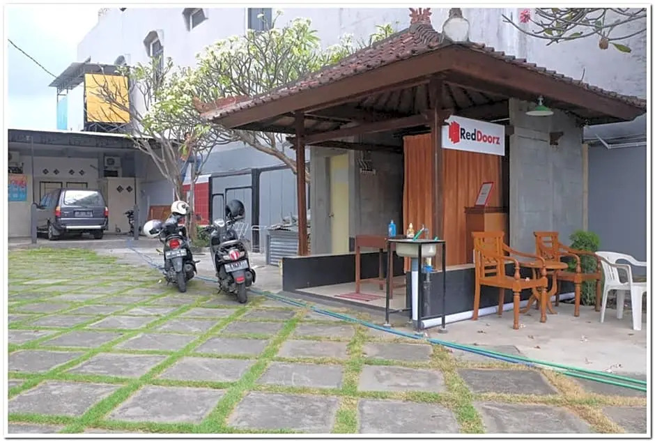 RedDoorz near Penimbangan Beach Singaraja