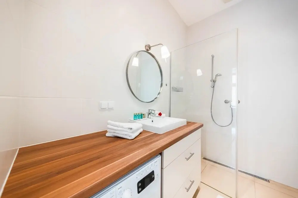 Deluxe Studio With Balcony Kingsize Bed and Free Parking in Krems Downtown