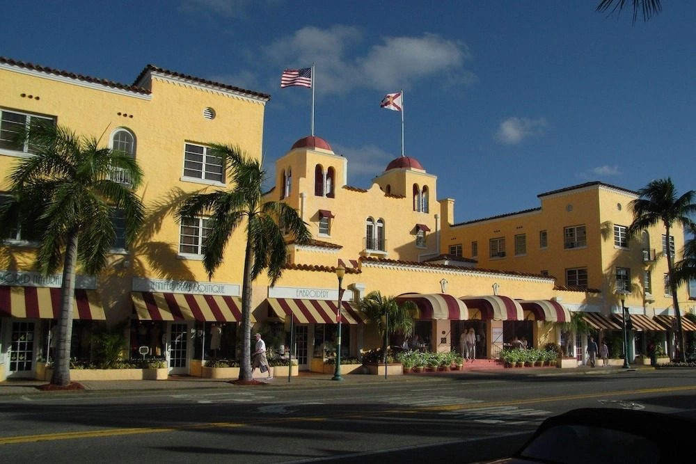 Colony Hotel & Cabaña Club