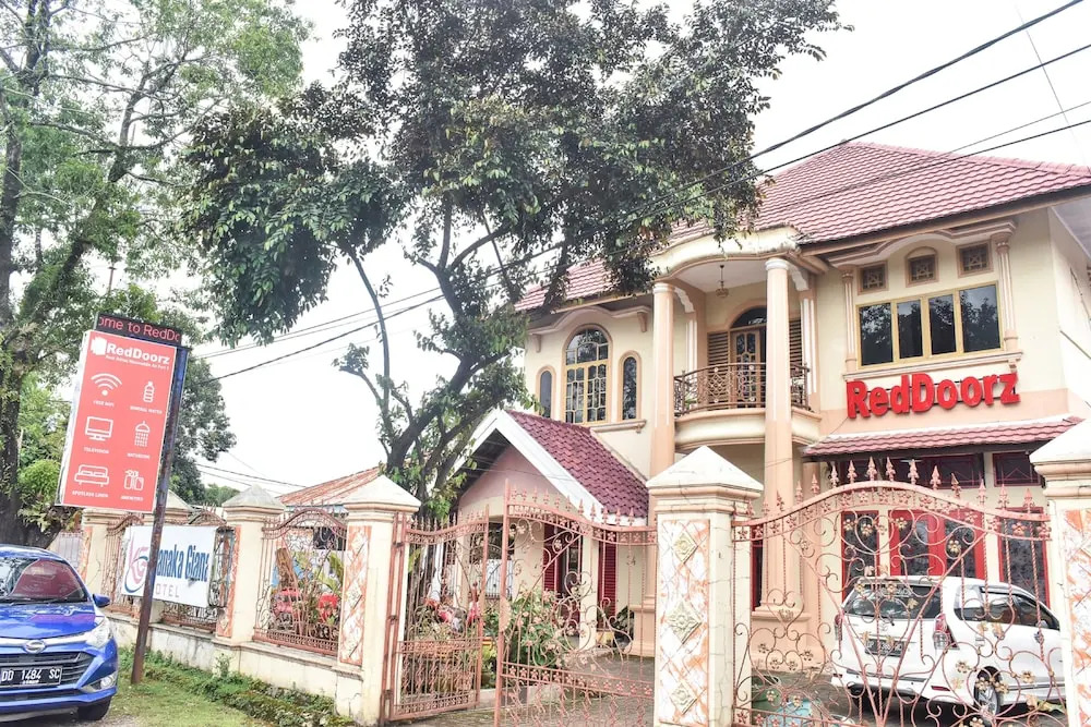 RedDoorz near Sultan Hasanuddin Airport 2 Makassar