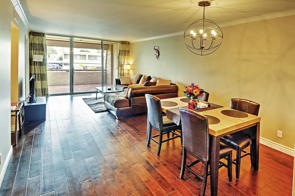 < 1 Mi to Old Town! Couples Haven w/ Pool Access