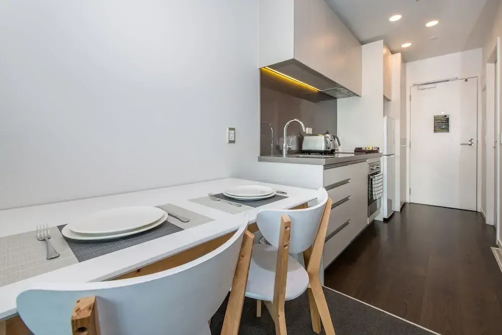Ehome - Central CBD Romantic Apartment, Two Blocks from Waterfront