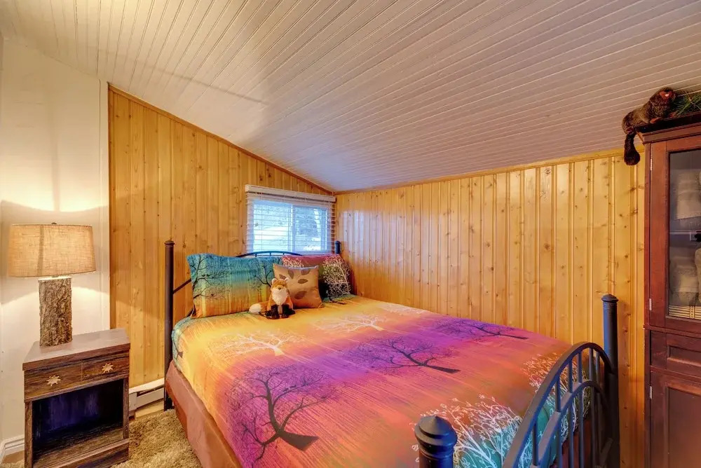 Rustic Log Cabin w/ Studio ~ 5 Mi to Pikes Peak