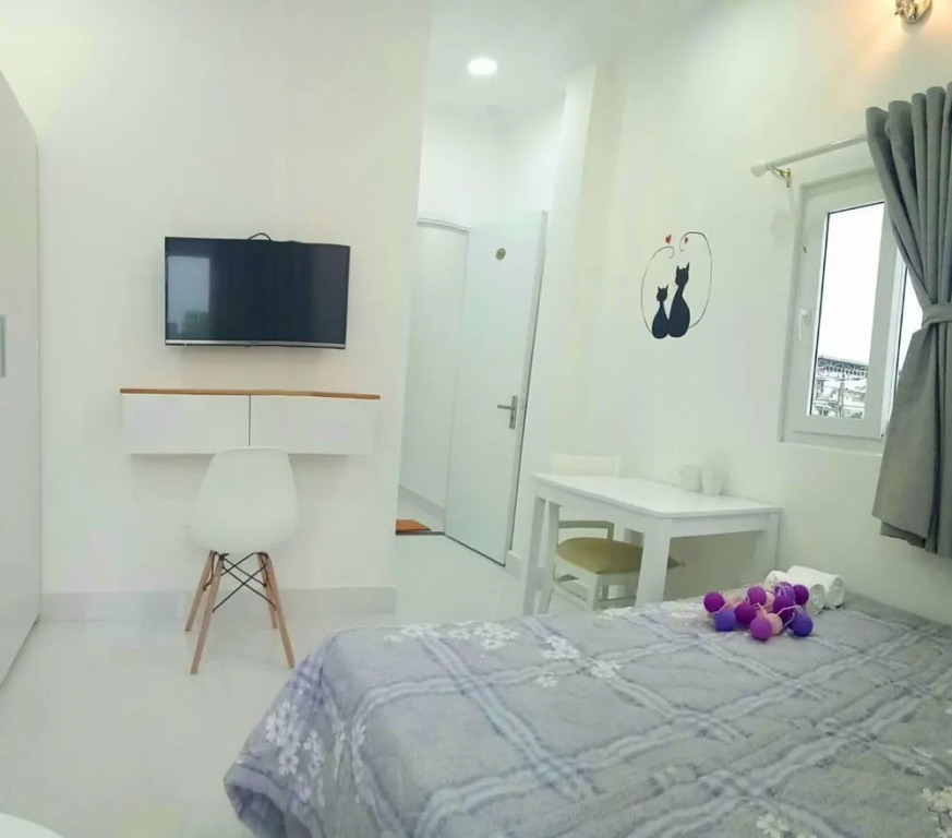 Smiley Apartment 9