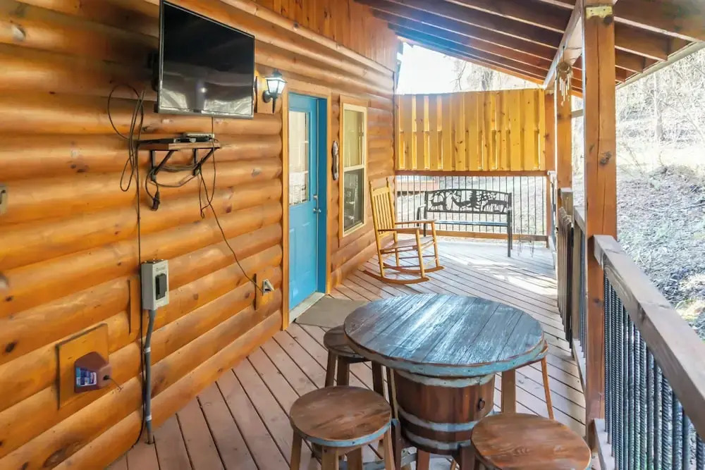 1 Mi to Parkway! Hot Tub Hideaway in Pigeon Forge