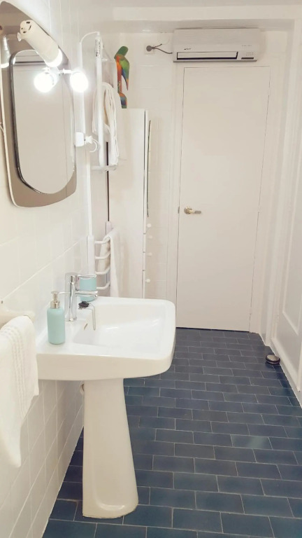 Central Apartment in Valencia with WIFI + Parking.