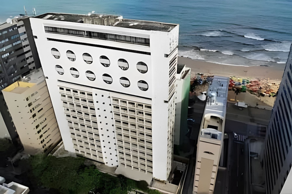 Flat com piscina a 50m da praia