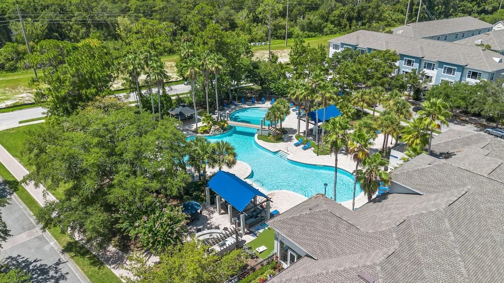 Spacious 3BR 2BA w Pool Gym Near Airport 4