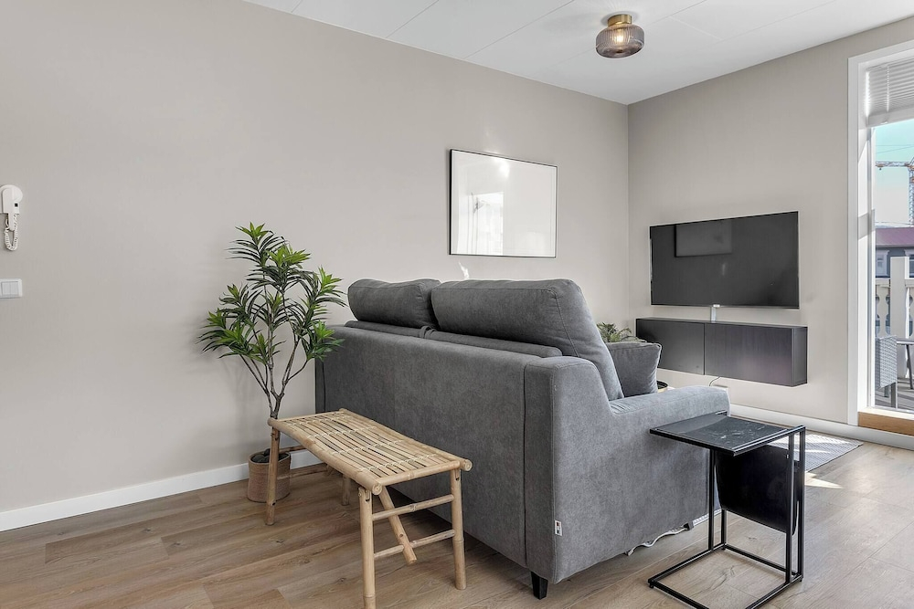 Nice two Bedroom, Downtown Apartment With Balcony