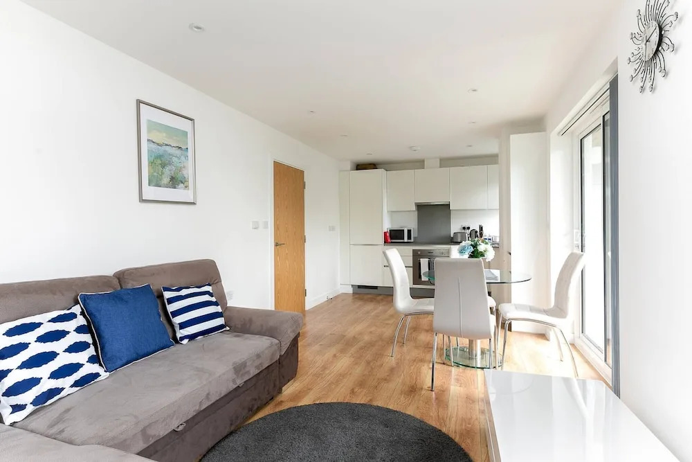 Skyvillion - Tower Point Enfield 1bed W Balcony