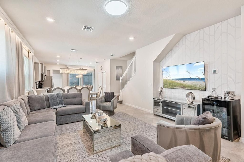 Luxury 5BR w/ Private Pool Windsor