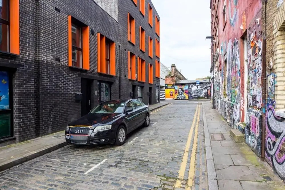 Stylish 2 bed 3 Storey House With Mezzanine