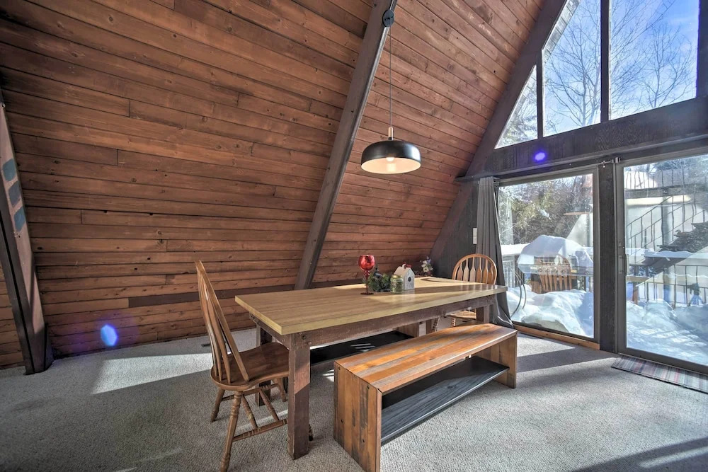 Cozy A-frame Cabin w/ Pool Table: 8 Mi to Mt Snow!