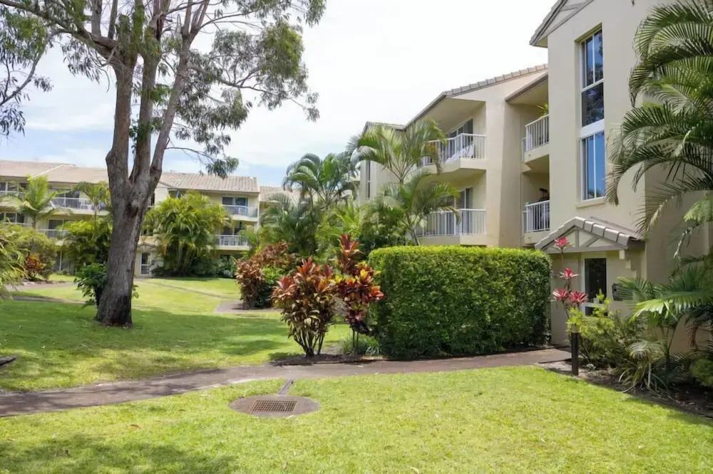 Cosy Central Burleigh Getaway