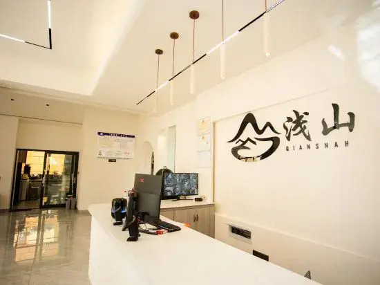 Shallow Mountain ·Snow Mountain View and Oxygen Supply Homestay (Dukezong Ancient City Branch)
