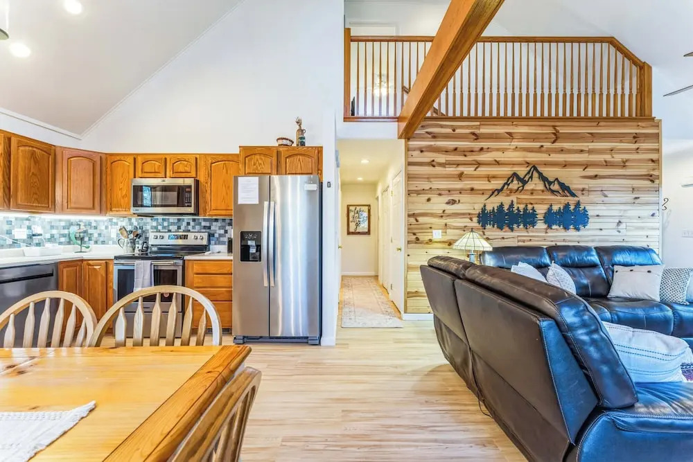 'the Eagles Nest at Alpine' Cabin w/ Fireplace!