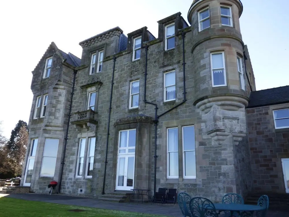 Auchenheglish Lodges - 7 Lomond Castle