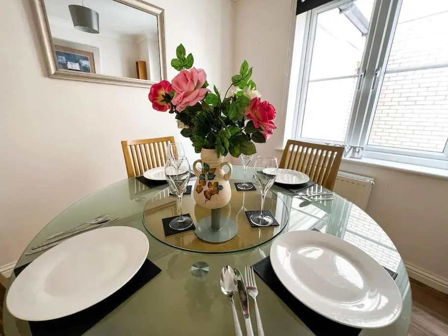 Lovely 4 Bedroom Apartment With Free Internet, study and Parking