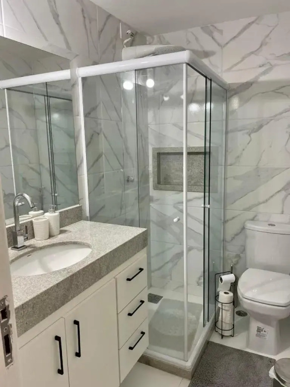 Apartamento impecável ao lado da Praia Grande para até 8 pessoas