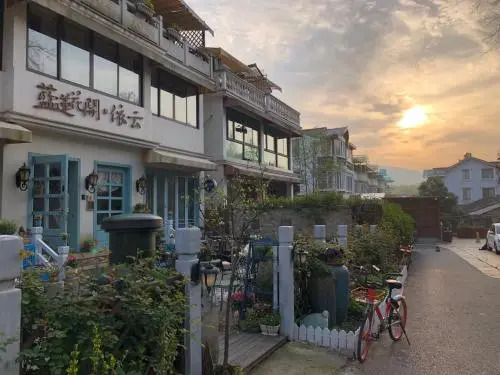 Blooming Lotus Hostel