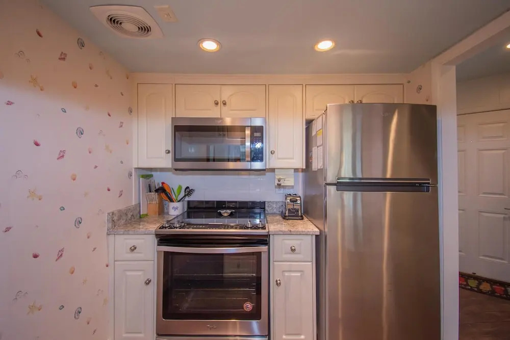 Two-story Condo With Private Deck, Wifi and Courtyard Pool Access