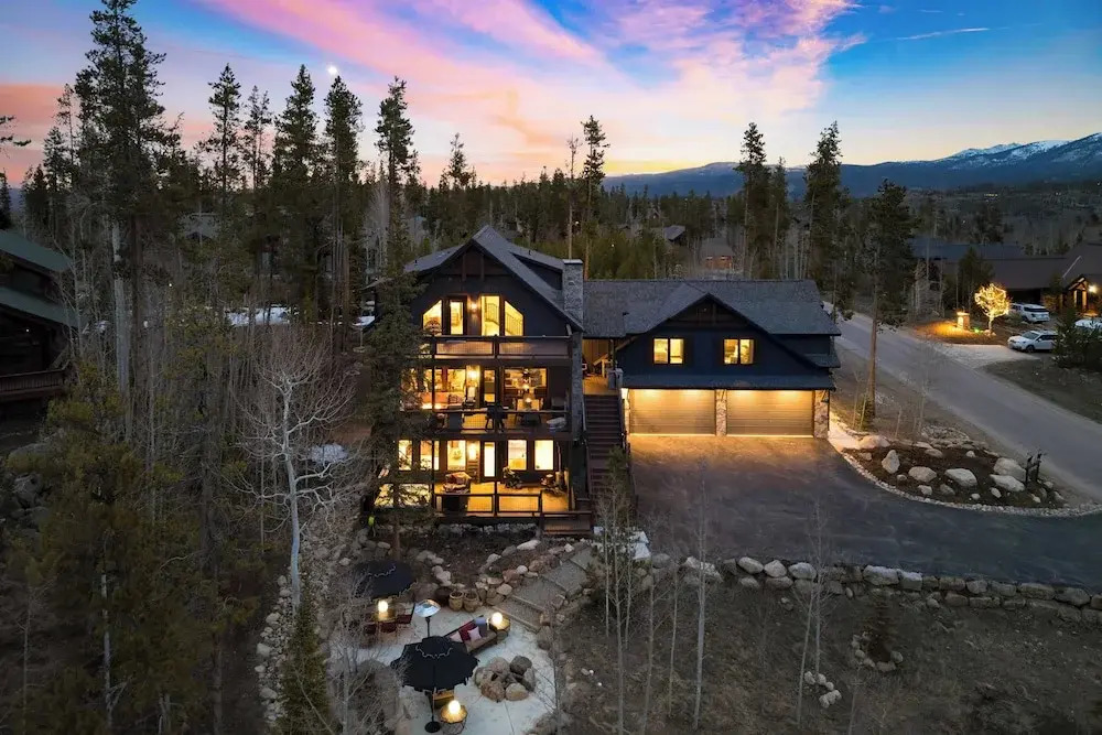 Winterhaven Estate by Avantstay Sleeps 19 Guests Mountain Compound w/ Views, Firepit, Hot Tub