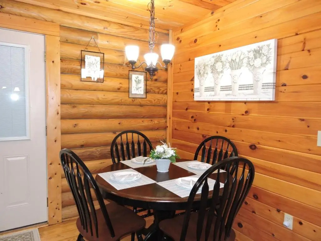 5 min to Dollywood, great location, excellent parking, hot tub, pool table