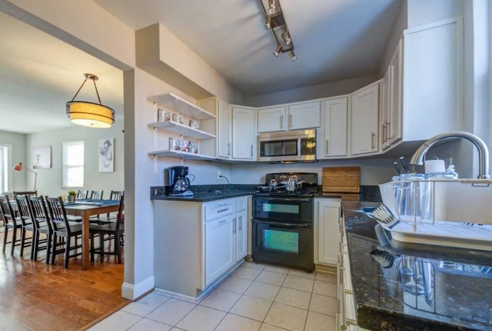 Beautiful modern colonial house 10m to DC