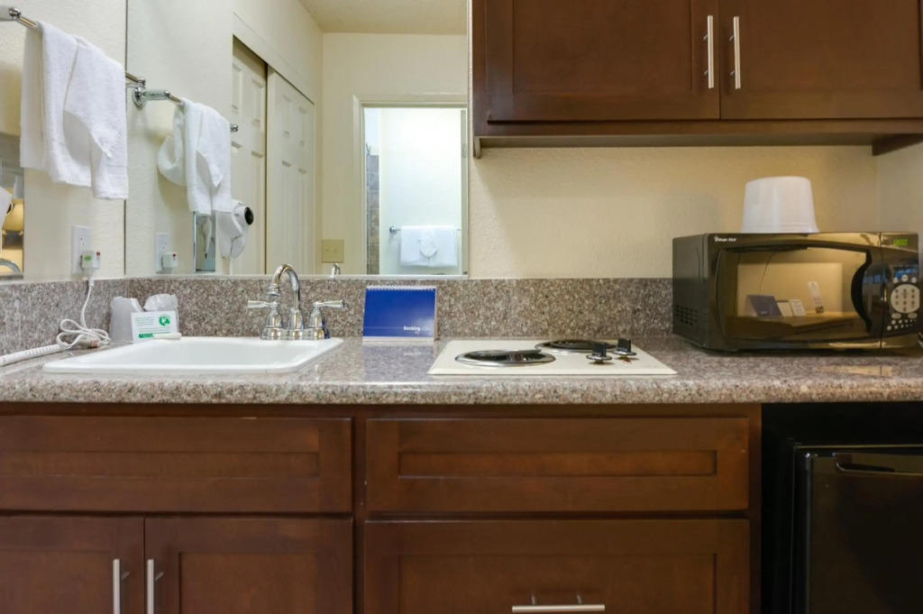Отель California Suites